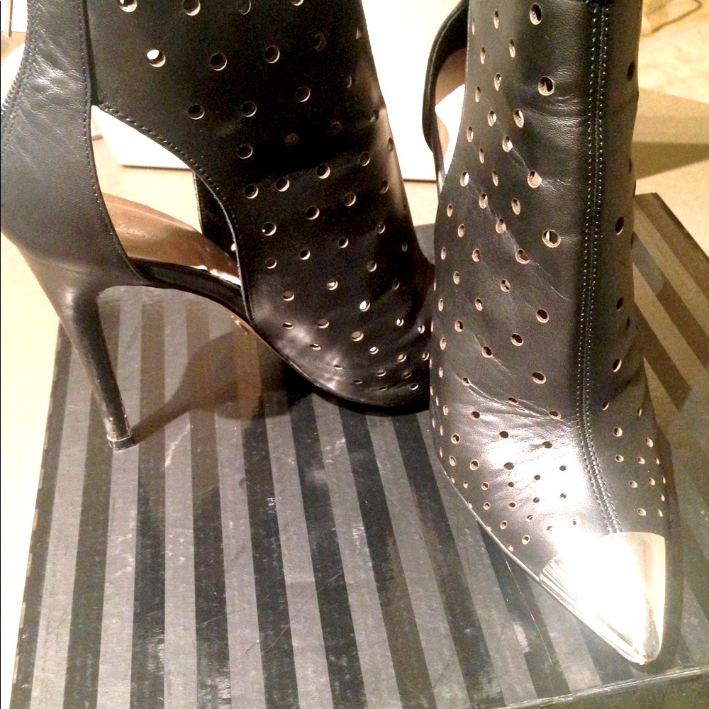 Black leather perforated high heel booties 👠🌺❤️